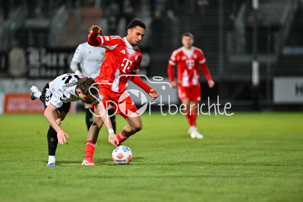SV Wacker Burghausen - FC Bayern Amateure | BURGHAUSEN, GERMANY - 01. APRIL: im Duel Denis ADE (Wacker Burghausen 32) und Vincent Ugo MANUBA (FC Bayern München II 21) während dem Match zwischen dem SV Wacker Burghausen und den Amateuren des FC Bayern München am 26. Spieltag der Regionalliga Bayern im Flatbuy Stadion