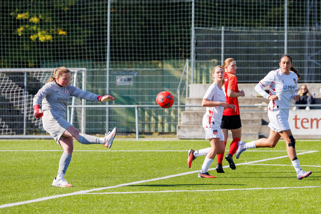 FCHHÜT_251003_3485 | 1.FC Heidenheim 1846 II vs. TSV Hüttlingen, Fußball, Frauen, Bezirkspokal, 2025/2026, 1.Runde, 03.10.2025 in Mergelstetten, Sportplatz 2(Foto: Michael Bulling) - Realisiert mit Pictrs.com