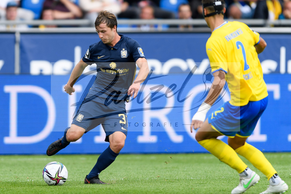 EBSTSV20210828_203 | Fussball, Herren: Richard Neudecker (TSV 1860 Muenchen) in Aktion, am Ball, Einzelaktion beim Spiel der 3. Liga zwischen Eintracht Braunschweig und TSV 1860 Muenchen im Eintracht-Stadion am 28.08.2021 in Braunschweig, Deutschland.DFB / DFL REGULATIONS PROHIBIT ANY USE OF PHOTOGRAPHS AS IMAGE SEQUENCES AND/OR QUASI-VIDEO. - Realisiert mit Pictrs.com