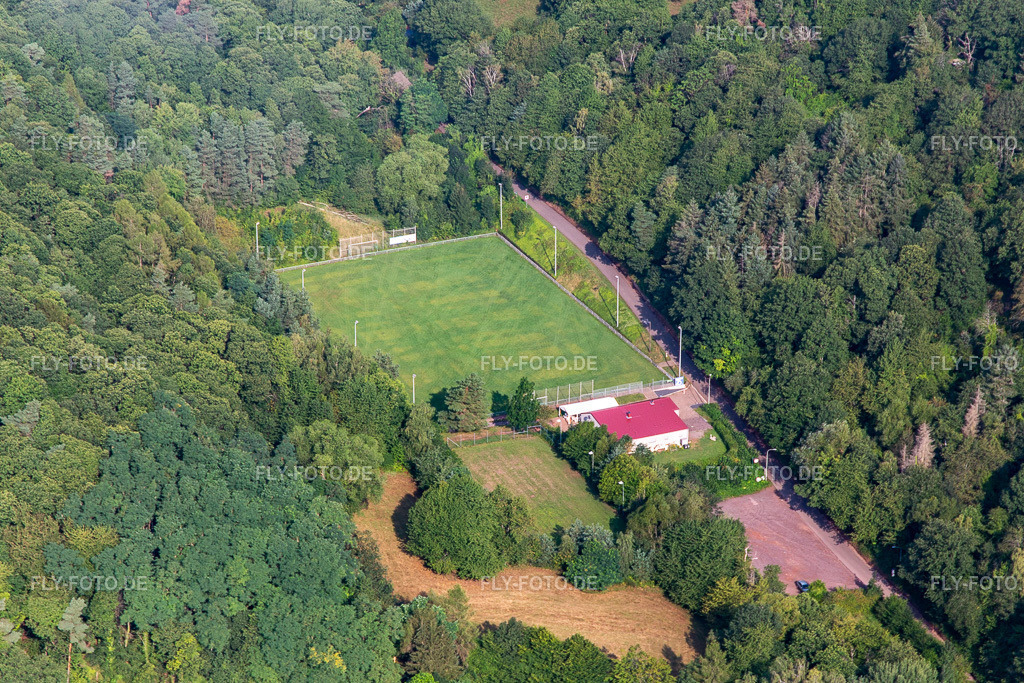Verwaister Sportplatz ASV Eschbach am Morgen | Luftbild: Verwaister Sportplatz ASV Eschbach am Morgen in Eschbach im Bundesland Rheinland-Pfalz in Deutschland. Foto: IMG_142948.jpg vom 03.08.2024 durch ©2025 Werner Riehm fly-foto.de/copyright - Realisiert mit Pictrs.com