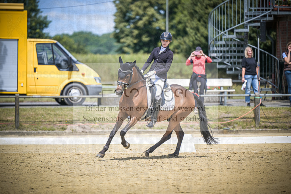 DOS_2558 | Entdecke hochwertige Reitturnierfotos von Foto Oger. Professionell, emotional und authentisch – jetzt Lieblingsmomente im Shop bestellen.Deutschlandweite Turnierfotografie. - Realisiert mit Pictrs.com