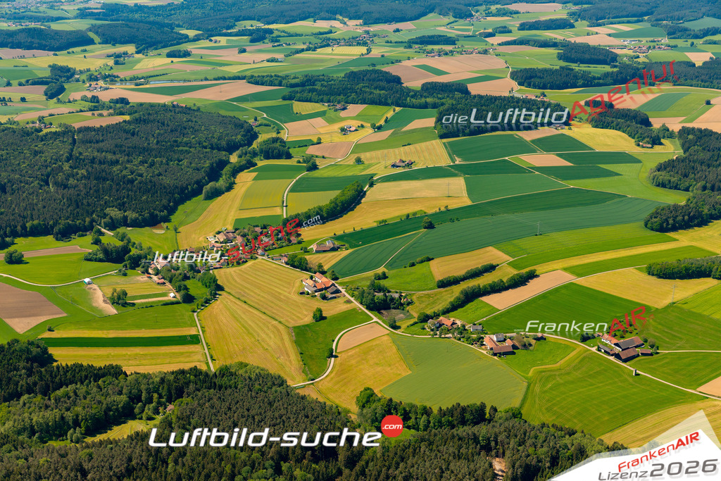 Das Luftbild zeigt : Großenzenried Stamsried - Die Luftaufnahme wurde 2024 vom UL-Flugzeug aus erstellt ( keine Drohne ) - Hochauflösende Luftaufnahme - Für grossformatige Ausdrucke geeignet. Die Geschenkidee !Mit Lizenz und Bildrechte bestellbar