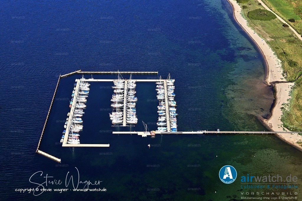 Luftbild Yachthafen Bockholmwik - Der Hafen liegt im Landschaftsschutzpark Ostsee | Der Hafen liegt im Landschaftsschutzpark Ostsee und ist umgeben von Naturschutzgebieten mit wunderschönen Wanderwegen, Buchenwäldern und Mooren. Direkt angrenzend befindet sich der Campingplatz Bockholmwik mit Gastronomie („Fördeblick“), Mini-Markt, Badestrand und Grillplatz. Ein 18-Loch-Golfplatz (Förde-Golf-Club Glücksburg) ist nur 500 m entfernt. Ideal für Aktivitäten wie Angeln, Surfen, Tretboot- oder SUP-Verleih.