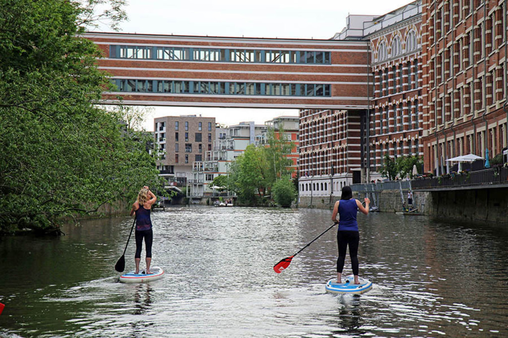 Foto: Leipzig - Buntgarnwerke - Stand-up-Paddling auf der Weißen Elster | Das Team hinter BILDLEXIKON LEIPZIG bündelt historische wie aktuelle Informationen über die Stadt Leipzig in Text und Bild auf einer Plattform und stellt diese der interessierten Öffentlichkeit zur Verfügung.