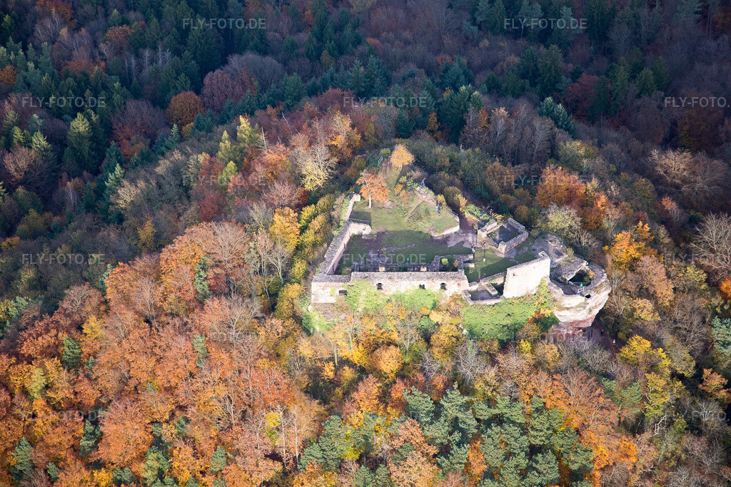 Luftbild: Ruine und Mauerreste der ehemaligen Burganlage Lindelbrunn in Vorderweidenthal im Bundesland Rheinland-Pfalz in Deutschland. Foto: IMG_076390.jpg vom 09.11.2014 durch Werner Riehm/FLY-FOTO.de