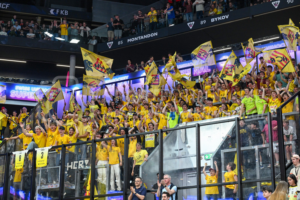 Zug United - HC Rychenberg - 25. April 2026 | Die HCR-Fans jubeln über den ersten Schweizer Meistertitel des Vereins am L-UPL Superfinal-Spiel zwischen Zug United und HC Rychenberg am 25. April 2026 in der BCF Arena, Fribourg, Schweiz.Bild: Sportfotografie Markus Aeschimann | www.markus-aeschimann.ch - Realized with Pictrs.com