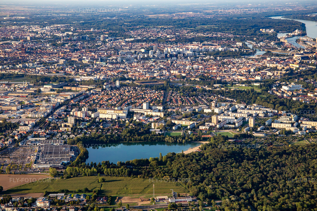 Aerial view: LE BAGGERSEE in the district Canardière in Straßburg in the state Bas-Rhin, France. – Photo: IMG_137859.jpg taken on 08/18/2023 by Werner Riehm/FLY-FOTO.com – Resolution of the original: 5472 x 3648 px