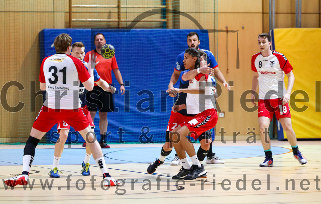 2022-09-24_029_SpVgg_Altenerding_gegen_HSG_Freising-Neufahrn | Erding, Deutschland, 24.09.2022:
Handball, Bezirksoberliga Männer 2022 / 2023, 2. Spieltag, SpVgg Altenerding gegen HSG Freising-Neufahrn, Endergebnis: 18:26

Niklas Fleps (SpVgg Altenerding, #31), Marius Kerber (HSG Freising-Neufahrn, #14), Luis Leitner (SpVgg Altenerding, #17), Quirin Huber (SpVgg Altenerding, #8)

Foto: Christian Riedel / fotografie-riedel.net