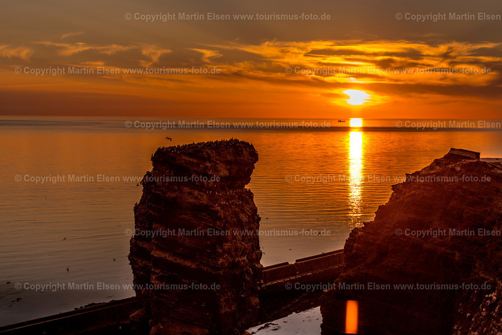 Helgoland Lange Anna_ELS_7544030818a | Helgoland - Aufnahmedatum: 01.08.2018, Aufnahmehöhe:  m, Koordinaten:  - , Bildgröße: 6903 x  4602 Pixel - Copyright 2018 by Martin Elsen, Kontakt: Tel.: +49 157 74581206, E-Mail: info@schoenes-foto.deSchlagwörter:Schleswig-Holstein,Landkreis Pinneberg,Düne,Hochseeinsel,Börteboote,Meer,Küste,Halunder,Oberland,Unterland,Strand,Seehunde,Robben,Lange Anna,Felsen,Roter Felsen,Luftbild,Luftbilder,Bastölpel - Realisiert mit Pictrs.com