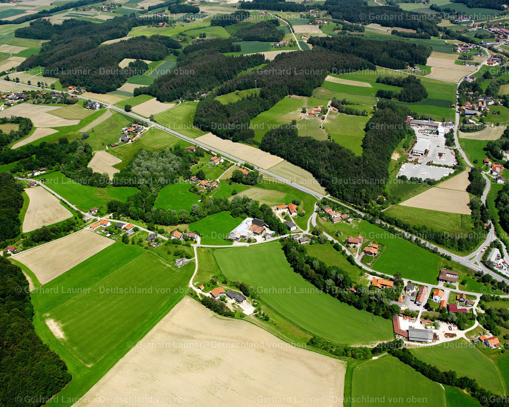 2600414 | ZEILARN 09.06.2006 Landwirtschaftliche Nutzflächen und Feldgrenzen  umsäumen das Siedlungsgebiet des Dorfes in Zeilarn im Bundesland Bayern, Deutschland // Agricultural land and field boundaries surround the settlement area of the village  in Zeilarn in the state Bavaria, Germany Foto: Gerhard Launer