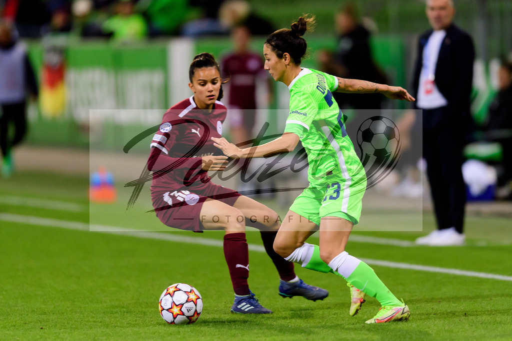 WOBSER20211013_041 | Fussball, Frauen: Ines Sebayang (Servette FCCF) und Sara Doorsoun (VfL Wolfsburg) im Zweikampf beim Spiel der UEFA Women´s Champions League zwischen VfL Wolfsburg und Servette FC im AOK-Stadion am 13.10.2021 in Wolfsburg, Deutschland. - Realisiert mit Pictrs.com