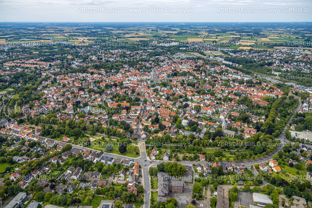 Soest240712593 | Luftbild, Ortsansicht und Altstadt mit St. Patrokli-Dom, Fernsicht, Häuser mit roten Dächern, Soest, Soester Börde, Nordrhein-Westfalen, Deutschland