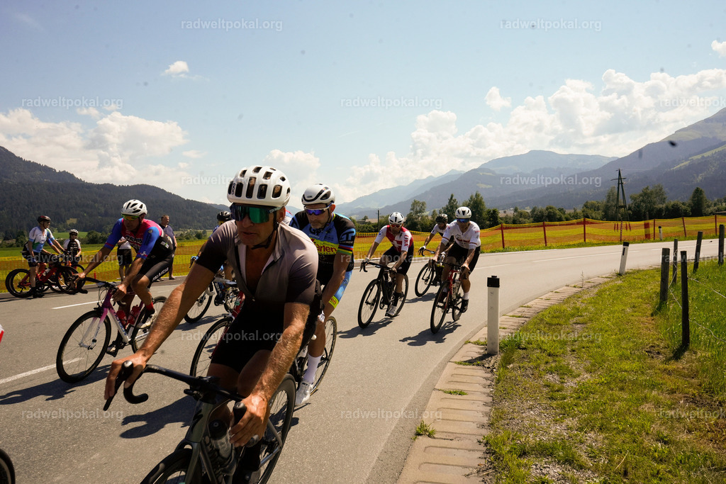 291_20230817_Bewerb_Maenner_Muehlanger | AUT - OESTERREICH, 2023-08-16: SPORT RENNRAD-FAHREN - 55. INTERNATIONALER RADWELTPOKAL IN ST. JOHANN IN TIROL  - Vintage-Radrennen mit WM-Bronze-Medaillen-Siegerin Christina Schweinberger, den Teilnehmer und Alexander Baumann (vom Orginastions-Team) - TAG 2 BEWERB MAENNER IN SECHS GRUPPEN  ; Foto: Roland Muehlanger