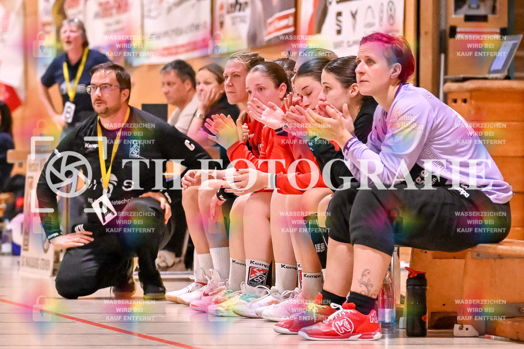 GER, SG Maulburg/Steinen - HSG Dreiland, Frauen-Handball, Oberliga Suedbaden, 3. Spieltag, Saison 2024/2025, 12.10.2024 | Spielerbank mit Karsten Haas (SG Maulburg Steinen, Trainer)GER, SG Maulburg/Steinen - HSG Dreiland, Frauen-Handball, Oberliga Suedbaden, 3. Spieltag, Saison 2024/2025, 12.10.2024Foto: TH Fotografie/Thomas Hess