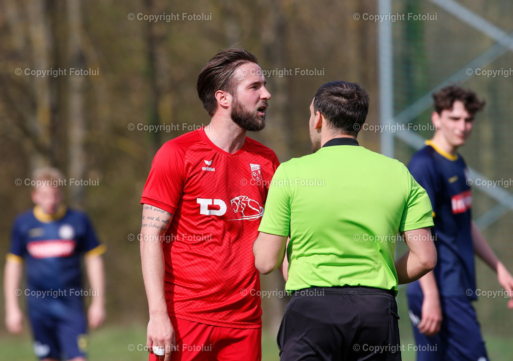 A_LUI_05052025_12 | SPORT,FUSSBALL LL.OST 05.04.2025 IM BILD: SIMON ABRAHAM (OEDT1B)UND SCHIEDSRICHTER DAVID NORIS BODEAS  FOTO:  FOTOLUI