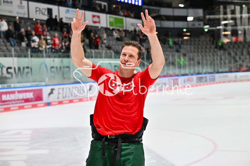 Augsburger Panther - Iserlohn Roosters | Die Augsburger Panther feiern zusammen mit ihren Fans den Heimsieg gegen Iserlohn / Penny DEL: Augsburger Panther - Iserlohn Roosters; Curt Frenzel Stadion am 21.09.2025 / im Bild T. J. TREVELYAN (Augsburger Panther #24)