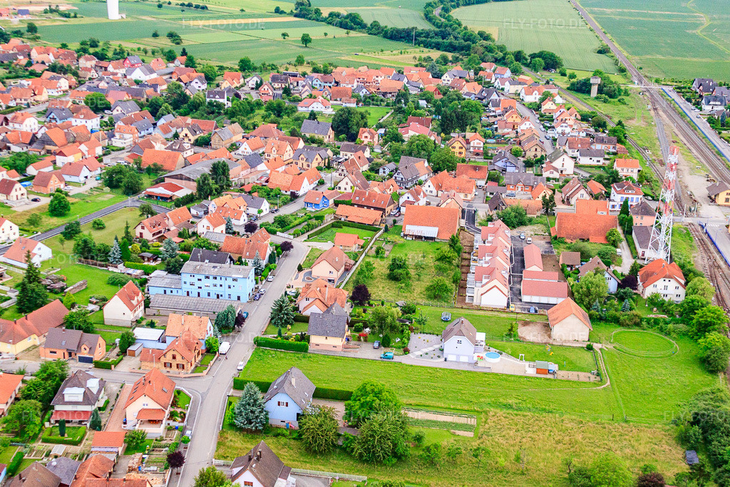 Luftbild: Ortsansicht von Nordosten in Rœschwoog im Bundesland Bas-Rhin in Frankreich. – Foto: IMG_28793.jpg vom 14.06.2010 durch Werner Riehm/FLY-FOTO.de – Auflösung des Originals: 4613 x 3075 px