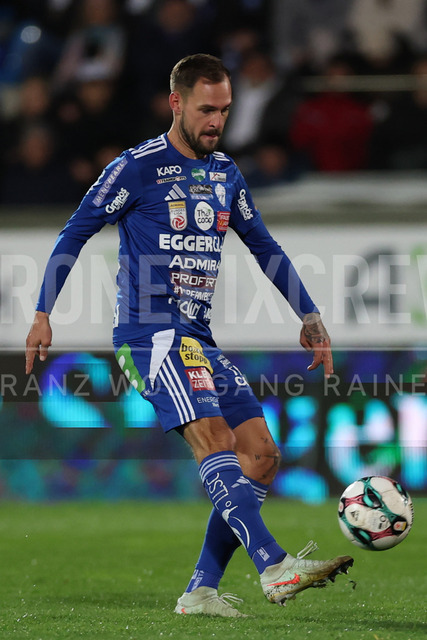 TSV Egger Glas Hartberg vs SV Oberbank Ried – Austrian Bundesliga Match | The image shows Tobias Kainz (Hartberg) with the ball, at the Bundesliga match TSV Hartberg vs SV Ried at Profertil Arena Hartberg. 22.11.2025