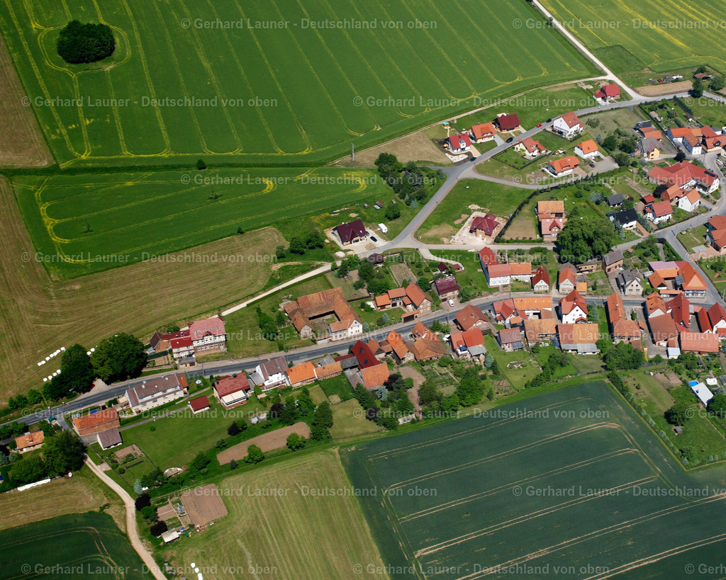 2634110 | LENTERODE 09.06.2006 Landwirtschaftliche Nutzflächen und Feldgrenzen  umsäumen das Siedlungsgebiet des Dorfes in Lenterode im Bundesland Thüringen, Deutschland // Agricultural land and field boundaries surround the settlement area of the village  in Lenterode in the state Thuringia, Germany Foto: Gerhard Launer