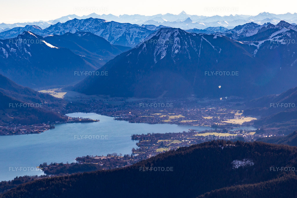 Luftbild: Ortsansicht von Nordwesten im Ortsteil Holz in Tegernsee im Bundesland Bayern in Deutschland. Foto: IMG_139624.jpg vom 28.12.2023 durch Werner Riehm/FLY-FOTO.de