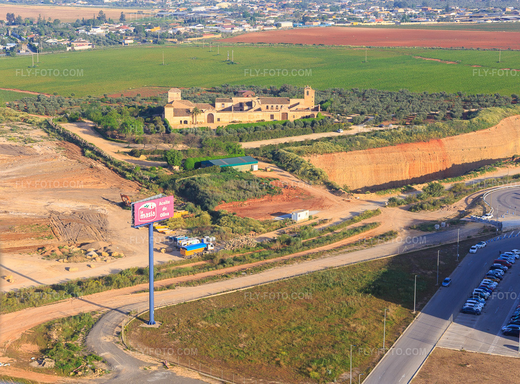 Aerial view: Holiday ranch Hacienda Los Molinos De Maestre in Dos Hermanas in the state Seville, Spain. – Photo: IMG_145762.jpg taken on 04/22/2025 by Werner Riehm/FLY-FOTO.com – Resolution of the original: 4619 x 3413 px – Molinos Maestre – Hacienda del siglo XVII dedicada a la Organización de Eventos.