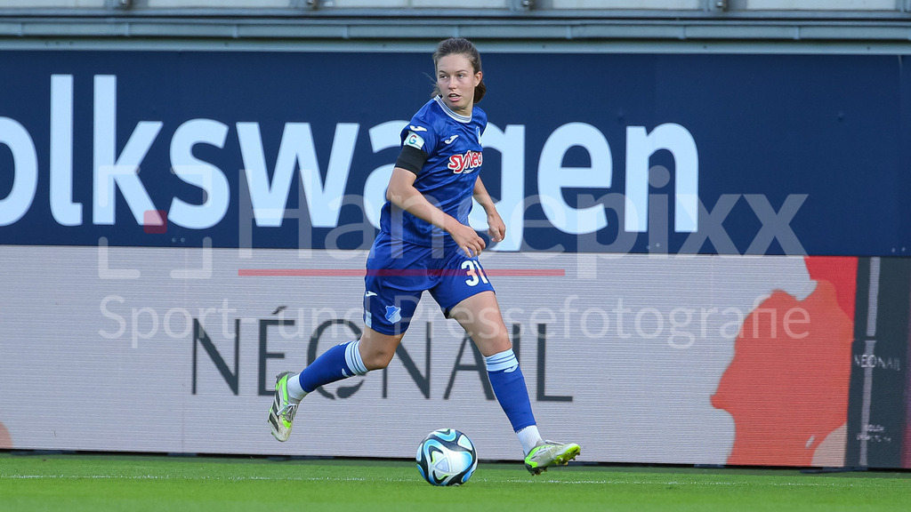 Fussball, Google Pixel Frauen-Bundesliga, VfL Wolfsburg - TSG 1899 Hoffenheim | v.li.: Jana Feldkamp (TSG 1899 Hoffenheim, 31) am Ball, Freisteller, Einzelbild, Ganzkörper, Aktion, Action, Spielszene, DIE DFB-RICHTLINIEN UNTERSAGEN JEGLICHE NUTZUNG VON FOTOS ALS SEQUENZBILDER UND/ODER VIDEOÄHNLICHE FOTOSTRECKEN. DFB REGULATIONS PROHIBIT ANY USE OF PHOTOGRAPHS AS IMAGE SEQUENCES AND/OR QUASI-VIDEO.