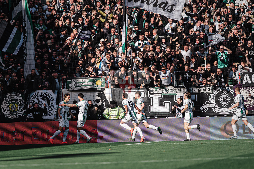 Fußball | Männer | Saison 2024/2025  | Fußball-Bundesliga | 28. Spieltag | FC St. Pauli vs. Borussia Mönchengladbach | 06.04.2025 | Ko Itakura (#3, Borussia Mönchengladbach) links trifft per Kopfball zum 1:0 Tor und jubelt mit dem Team in der Nachspielzeit der ersten Halbzeit