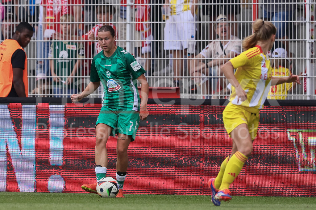 Fussball, Testspiel Frauen, 1. FC Union Berlin - SV Werder Bremen | v.li.: Larissa Mühlhaus (SV Werder Bremen, 7) am Ball, Einzelbild, Ganzkörper, Aktion, Action, Spielszene