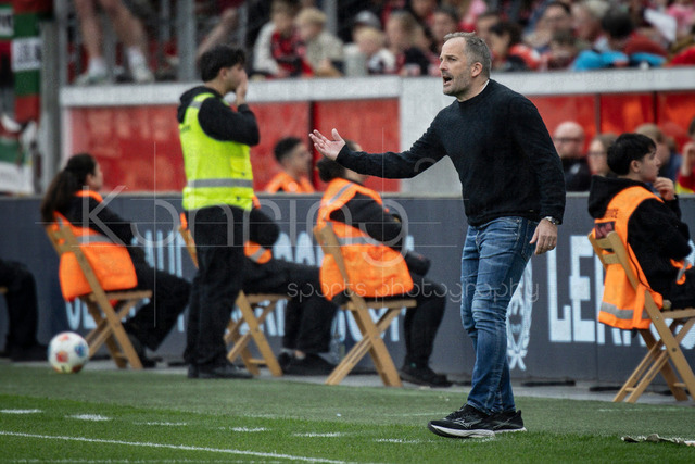 German Bundesliga, Bayer 04 Leverkusen vs. FC Augsburg, 18.04.2026 | LEVERKUSEN, GERMANY - APRIL 18, 2026 :  Manuel Baum (Head Coach FC Augsburg) gestures during the German Bundesliga match on gameday 30 between Bayer 04 Leverkusen vs. FC Augsburg at BayArena on April 18, 2026 in Leverkusen, Germany. DFL REGULATIONS PROHIBIT ANY USE OF PHOTOGRAPHS AS IMAGE SEQUENCES AND/OR QUASI-VIDEO.