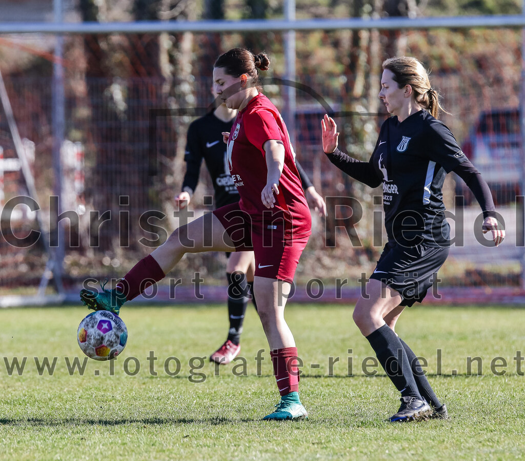 2024-02-25_057_FC_Schwaig_gegen_TSV_Eching | Oberding, Deutschland, 25.02.2024:
Fußball, Bezirksliga 2023 / 2024, Testspiel, FC Schwaig gegen TSV Eching, Endergebnis: 0:5

Medina Musliji (FC Schwaig, #5), Anna Zieglmeier (TSV Eching, #9)

Foto: Christian Riedel / fotografie-riedel.net