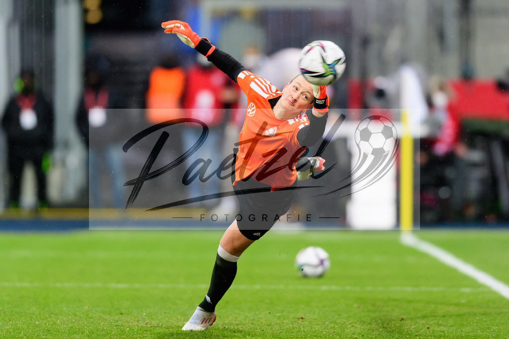 GERTUR20211126_096 | Fussball, Frauen: Torwart Almuth Schult (Germany) in Aktion, am Ball, Einzelaktion bei dem Spiel der WM-Qualifikation zwischen Deutschland und Tuerkei im Eintracht-Stadion am 26.11.2021 in Braunschweig, Deutschland. - Realisiert mit Pictrs.com
