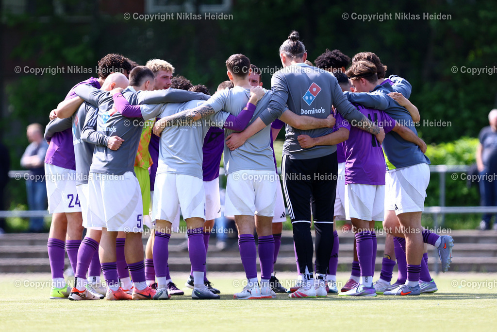 NH_HEBC_ETSVHamburg_OberligaHamburg_10052026 | Teamkreis vor dem Anpfiff beim HEBC.Fußball I Herren I Gamesright Oberliga Hamburg I Saison 2025-2026 I 33. Spieltag I HEBC - ETSV Hamburg I 10.05.2026 I Reinmüllersportplatz