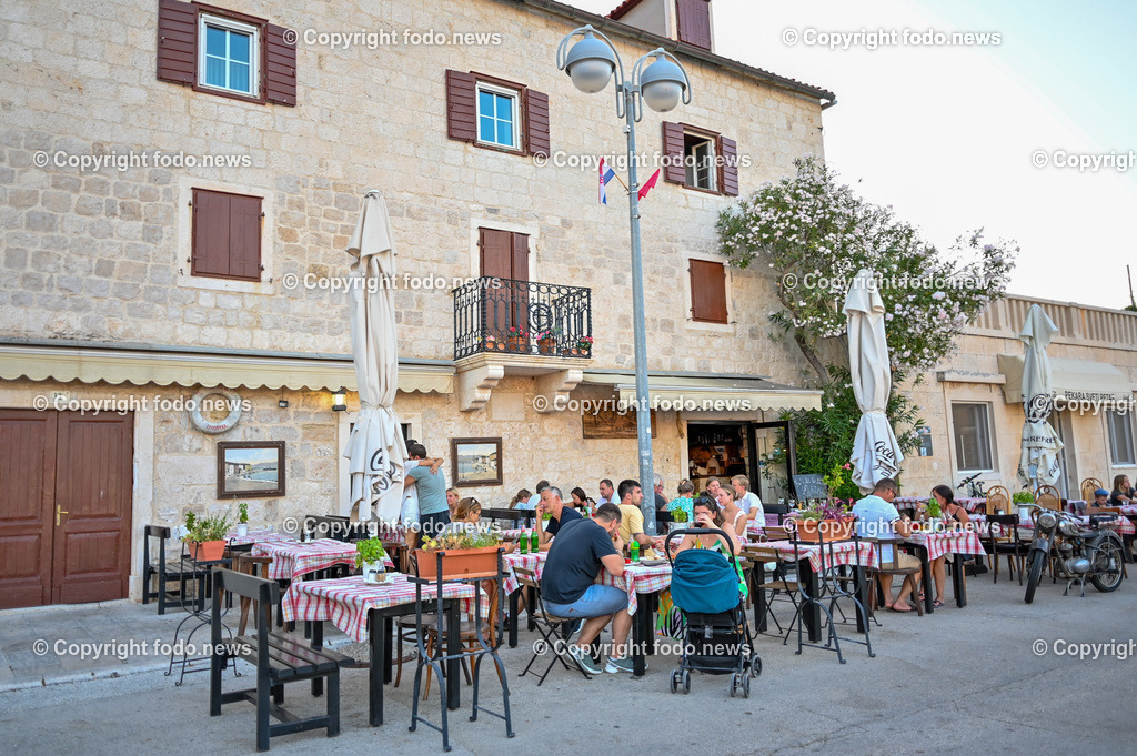 Kroatien_ Supetar_ Brac_ 03.08.2023-22 | 03.08.2023, Kroatien, HRV, Brač, Insel in Dalmatien, Supetar im Bild typisch kroatisches Restaurant, Gastgarten