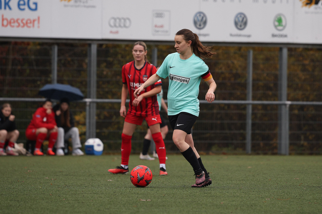 FCHWAS_251102_3367 | 1.FC Heidenheim 1846 II vs. SGM DJK-SV Wasseralfingen/Neuler, Fußball, Frauen, Bezirksliga, 2025/2026, 8. Spieltag, 02.11.2025 in Mergelstetten (Foto: Michael Bulling) - Realisiert mit Pictrs.com