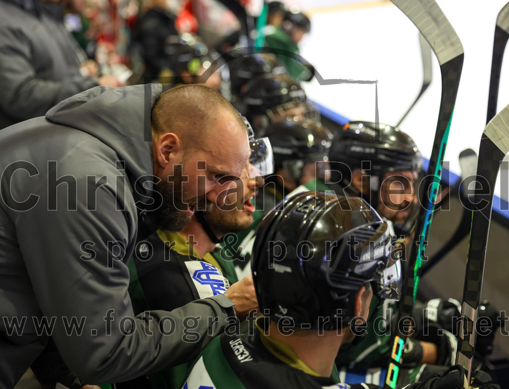 2023-03-19_074_TSV_Erding_gegen_TEV_Miesbach | Erding, Deutschland, 19.03.2023:
Eishockey, Bayernliga Playoffs 2022 / 2023, Halbfinale, TSV Erding gegen TEV Miesbach, Endergebnis: 

Teamchef Felix Schütz (Erding Gladiators)

Foto: Christian Riedel / fotografie-riedel.net