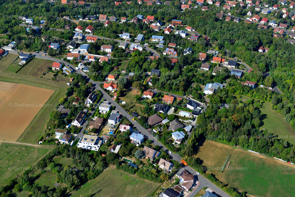 3650675 | HöCHBERG 13.09.2016 Wald- Gebiete und Forstflächen umsäumen das Siedlungsgebiet des Dorfes in Höchberg im Bundesland Bayern, Deutschland // Village - view on the edge of forested areas in Höchberg in the state Bavaria, Germany Foto: Gerhard Launer