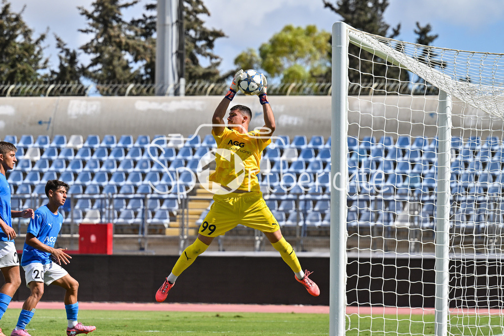 Papohs FC U19 - FC Bayern München U19 | am Ball Petros PETROU (Paphos FC U19 99) / Einzelfoto / Freisteller / UEFA Youth League: Paphos FC U19 - FC Bayern München U19; Stelios Kyriakides Stadium am 30.09.2025