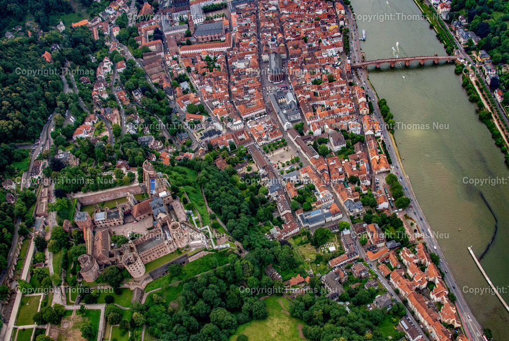 heidelberger-schloss-luftaufnahme-heidelberg-neckar-altstadt-fotografie-thomas-neu_01 | Das Heidelberger Schloss aus der Vogelperspektive: Die historische Schlossruine thront oberhalb der Heidelberger Altstadt und zählt zu den bekanntesten Sehenswürdigkeiten Deutschlands. Die Luftaufnahme zeigt das Schlossensemble mit seinen mächtigen Mauern, Türmen und Innenhöfen sowie den Neckar, die Alte Brücke und die dicht bebaute Altstadt Heidelbergs. Die Kombination aus Renaissancearchitektur, bewaldeten Hängen des Königstuhls und dem Flusslauf des Neckars verleiht dieser Aufnahme eine besondere Atmosphäre. Ideal als Wandbild für Liebhaber historischer Städte, Architektur und beeindruckender Luftbilder aus Baden-Württemberg