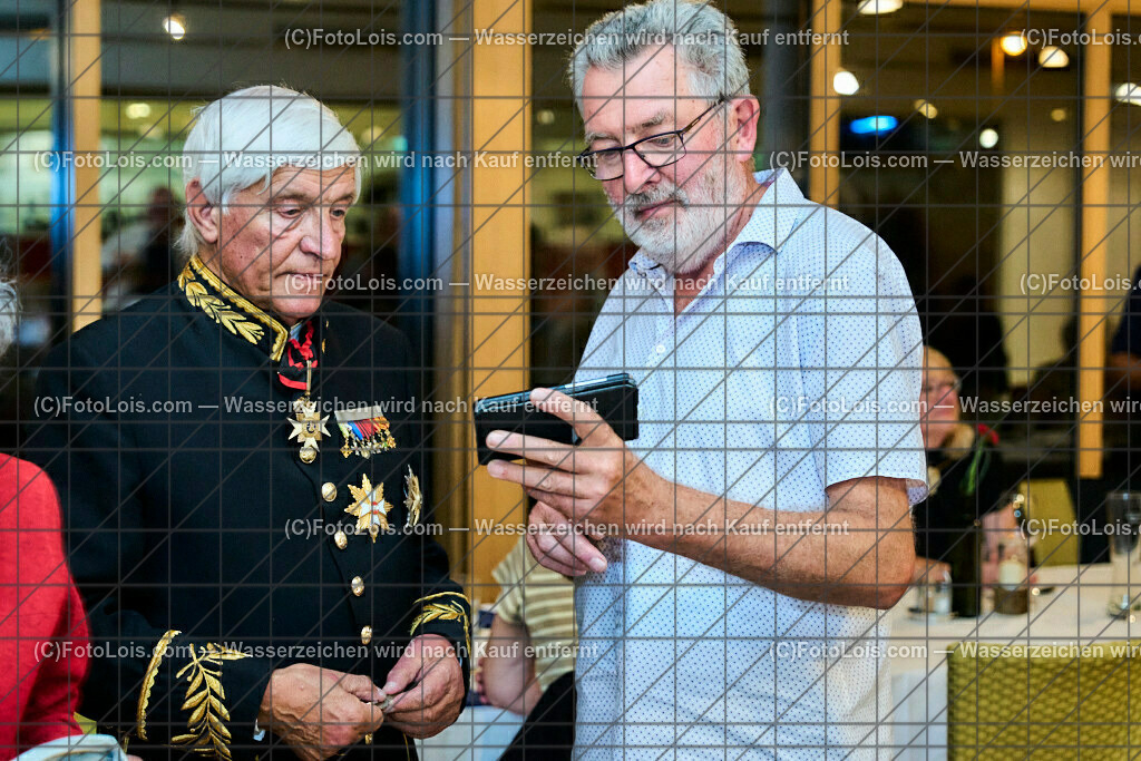 ALP3974_Jeanne de Ferrette_Geschenk fuer Hildebrand | (C)FotoLois.com, Alois Spandl, 700stes Hochzeitsjubiläum - Albrecht II. mit Johanna von Pfirt in Thann (FR) im März 2024. Empfang des Organistionskommitees aus der Region Ferrette (Pfirt)/Thann aus dem Elsass mit Empfang durch die Stadtgemeinde und Bezirkshauptmannschaft Scheibbs im Schloss Scheibbs und anschließender Kranzniederlegung in der Kartausenkirche über der Krypta des Gründerehepaares durch Mitglieder des Templer Ordens im Beisein von Mitgliedern der Goldhaubengruppen, Fr 22. September 2023.