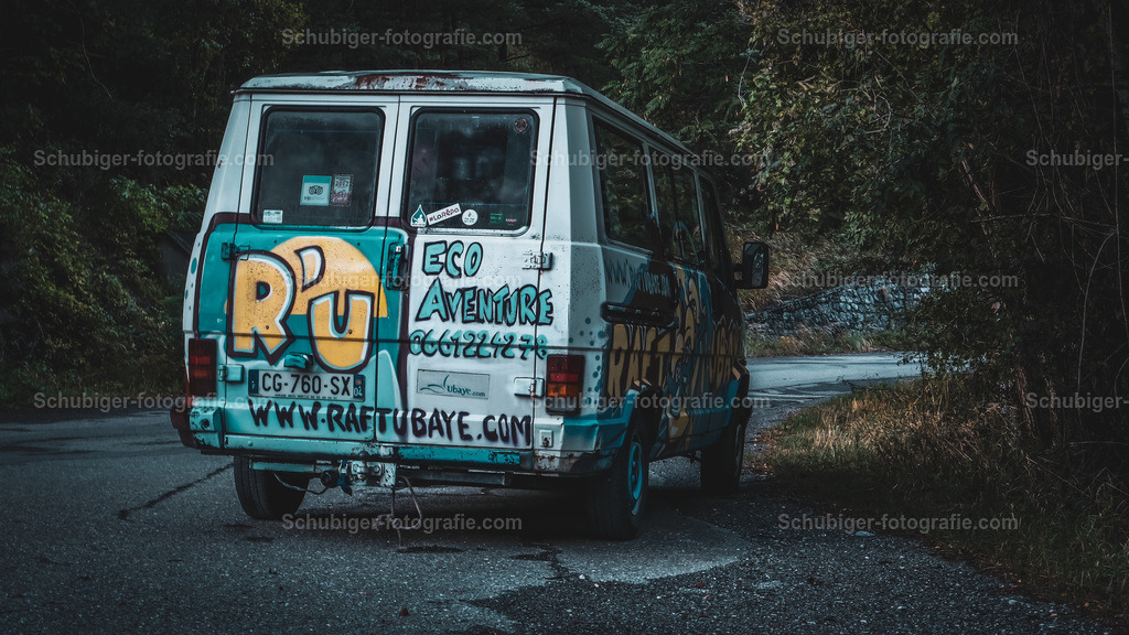 Grafitti Transporter | Grafitti Transporter im Wald, wartet auf seinen nächste Tour - Realisiert mit Pictrs.com