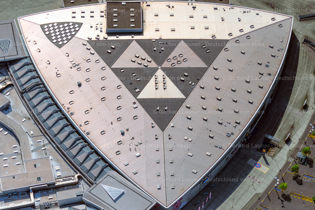 4030049 | BREMEN 01.06.2020 Gebäude des Einkaufszentrum " Waterfront " am Ufer der Weser im Ortsteil Lindenhof in Bremen, Deutschland. Weiterführende Informationen bei: ECE Projektmanagement G.m.b.H & Co. KG,  GTL Michael Triebswetter Landschaftsarchitekt,  Ingenieurbüro Müller Marl  iMM GmbH,  RKW Architektur +  Rhode Kellermann Wawrowsky GmbH,  WINTER Beratende Ingenieure für Gebäudetechnik GmbH. // Building of the shopping center " Waterfront " on the river bank of Weser in the district Lindenhof in Bremen, Germany. Further information at: ECE Projektmanagement G.m.b.H & Co. KG,  GTL Michael Triebswetter Landschaftsarchitekt,  Ingenieurbuero Mueller Marl  iMM GmbH,  RKW Architektur +  Rhode Kellermann Wawrowsky GmbH,  WINTER Beratende Ingenieure fuer Gebaeudetechnik GmbH. Foto: Gerhard Launer