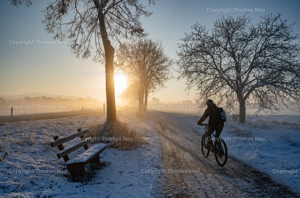 DSC_9726 | Winterzauber an der Hessischen Bergstraße, Radweg zwischen Schwanheim und Bensheim, Radfahrer im Sonnenaufgang über Bensheim, Eisige Temperaturen, , Bild: Thomas Neu