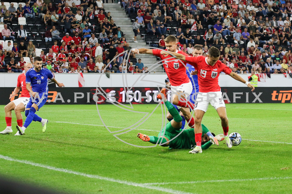 AUSTRIA vs MOLDAVIA | LINZ,AUSTRIA,07.SEPT.23 - INT.SOCCER - AUSTRIA vs MOLDAVIA.  Image shows Christoph Baumgartner (AUT), Stefan POSCH (AUT) and Doran Railean (AUT).
Photo: Sportmediapics.com/ Andreas Willdoner