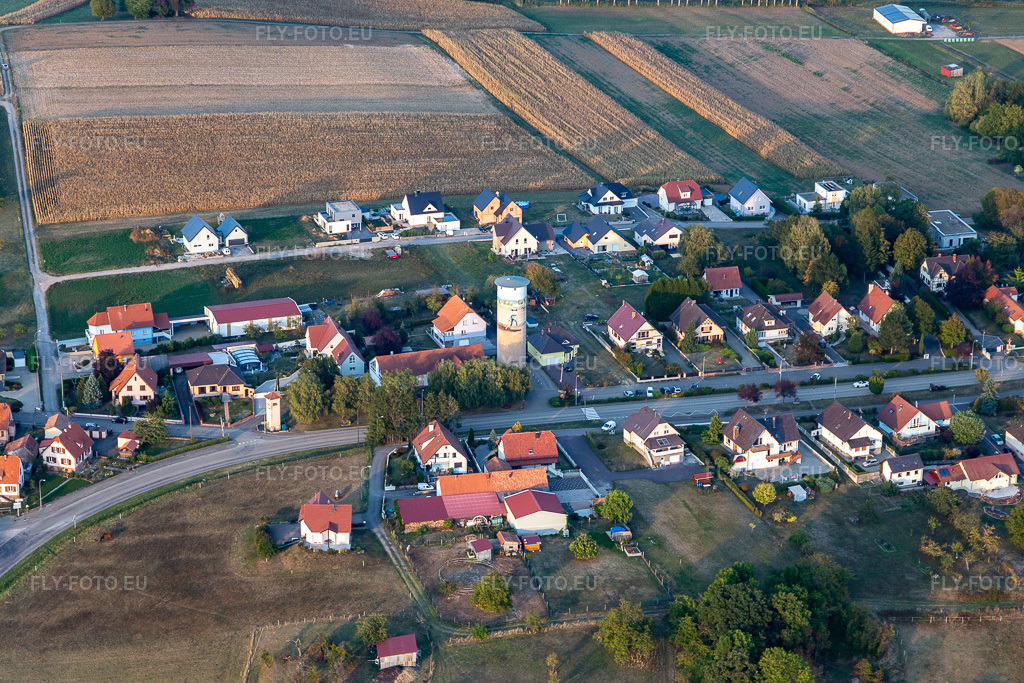 Vue aérienne: Château d'Eau, Tour d'Eau à Schœnenbourg dans le département Bas Rhin, France. Photo: IMG_123283.jpg prise le 30/09/2020 par Werner Riehm/FLY-FOTO.eu – Résolution de l'original: 5472 x 3648 px