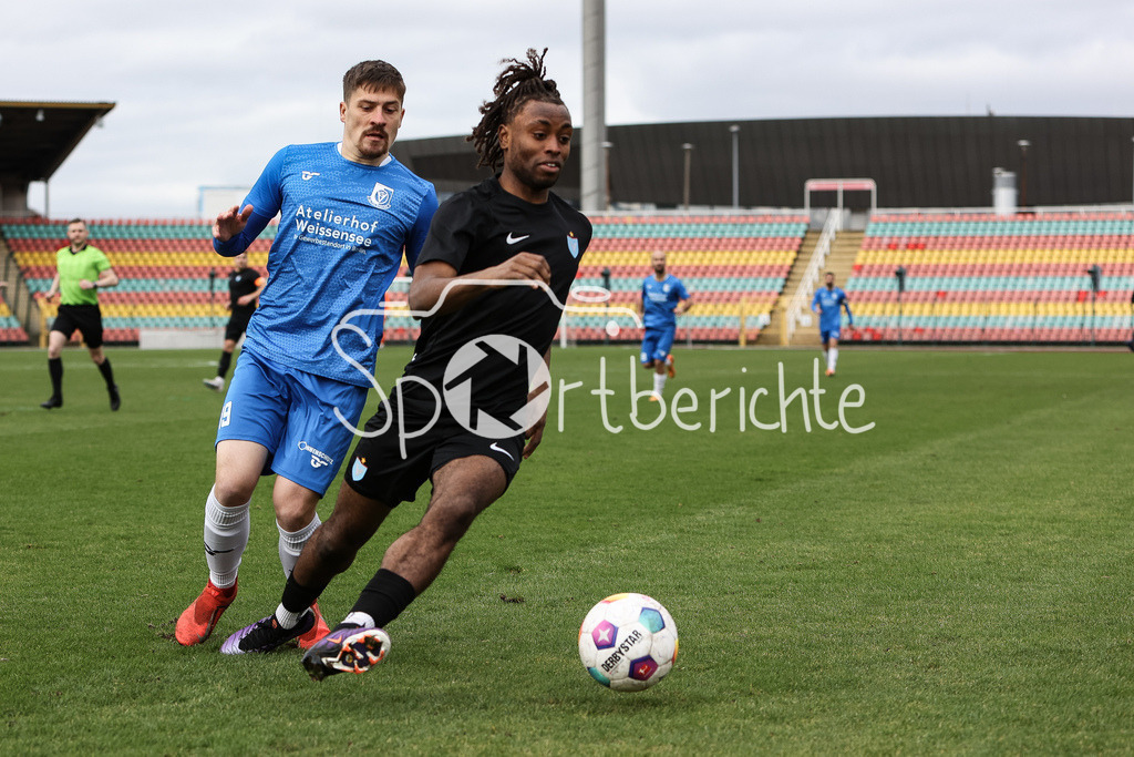 VSG Altglienicke - Viktoria Berlin | Florian SANDER (VSG #19) im Duell mit Shean MENSAH (VIK #13) / Zweikampf