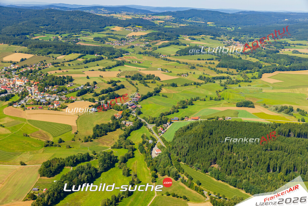 Luftaufnahme der Stadt Tiefenbach - Die Luftaufnahme wurde 2025 vom UL-Flugzeug heraus erstellt ( keine Drohne ) - Hochauflösende Luftaufnahme - für professionelle Ausdrucke geeignet. Die Geschenkidee !Mit Lizenz und Bildrechte bestellbar