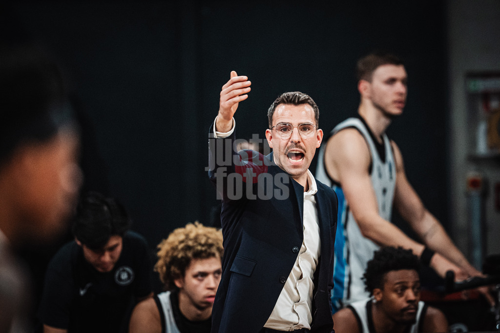 Basketball | Männer | Saison 2025/2026 | BKT EuroCup | Veolia Towers Hamburg vs. Bahcesehir College Istanbul | 14.10.2025 | Trainer Benka Barloschky (Veolia Towers Hamburg)