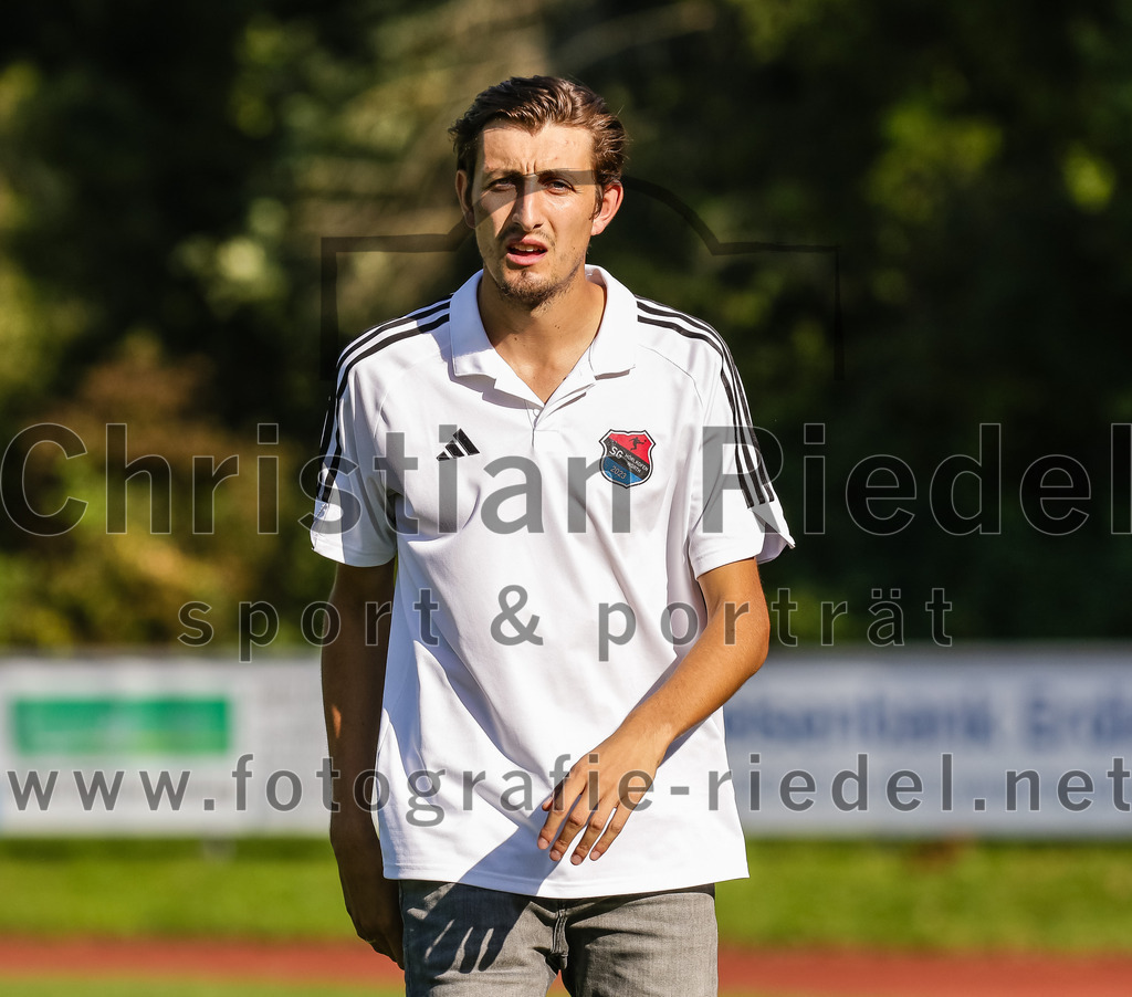 2023-09-09_074_FC_Herzogstadt_II_gegen_SG_Hoerlkofen_Woerth | Erding, Deutschland, 09.09.2023:
Fußball, A-Klassel 2023 / 2024, 6. Spieltag, FC Herzogstadt II gegen SG Hörlkofen/Wörth, Endergebnis: 1:2

Trainer Lorenz Becker (SG Hörlkofen/Wörth)

Foto: Christian Riedel / fotografie-riedel.net