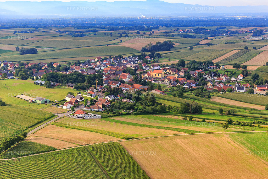 Vue aérienne: Vue de la ville depuis le nord-est à Oberlauterbach dans le département Bas Rhin, France – .Photo: IMG_137729.jpg prise le 12/08/2023 par Werner Riehm/FLY-FOTO.eu – Résolution de l'original: 5472 x 3648 px