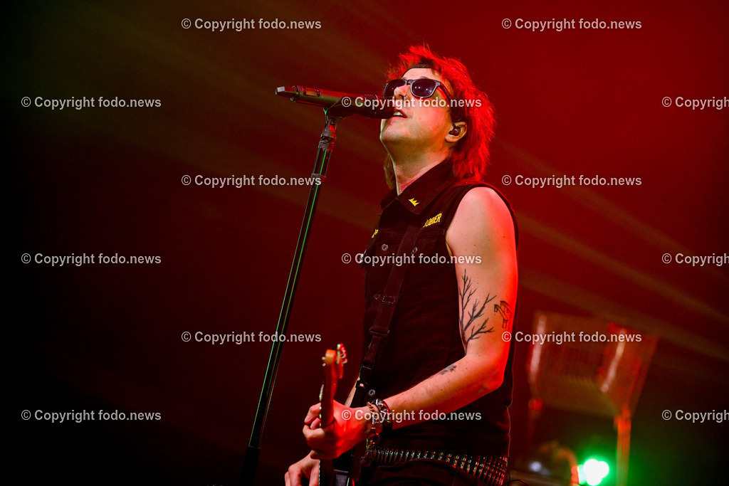 Posthof_ Turbobier_ Konzert_ 15.03.2024-24 | 15.03.2024, Linz, AUT, Posthof, Konzert Turbobier, im Bild Marco Pogo alias Dominik Wlazny (Saenger, Konzepter und Songwriter,  Gitarrist der oesterreichischen Punk-Rock-Band Turbobier, weiters Politiker der Bierpartei, Bezirksrat in Wien Simmering, Praesidentschaftskandidat, Arzt, Mediziner)